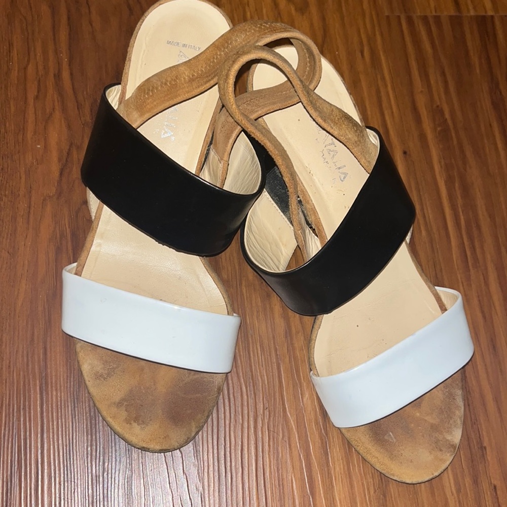 Black, white, beige sandal with a low heel!